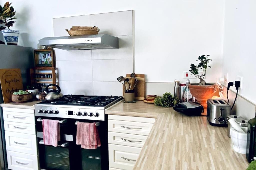 דירות מוסטה Free Breakfast, Pool, Spacious Aircon Hideaway מראה חיצוני תמונה